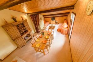 Beau Regard M - Appartement 6 pers - Chatel Reservationにあるレストランまたは飲食店