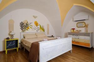 1 dormitorio con 1 cama, vestidor y chimenea en Casa Ta Nonna en Supersano