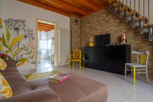 ein Wohnzimmer mit einem Sofa und einem TV in der Unterkunft Casa Ta Nonna in Supersano