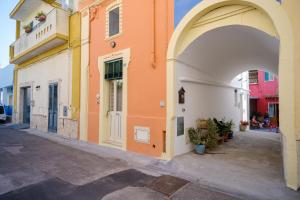 un callejón con un arco en un edificio en Casa Ta Nonna en Supersano