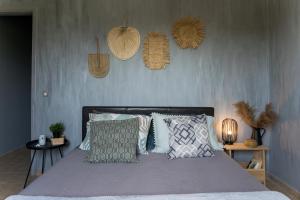 una camera da letto con un grande letto con cuscini di Armiriki a Lixouri