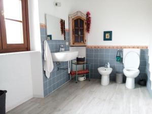 uma casa de banho com um lavatório e um WC em NaturAma em Nasino
