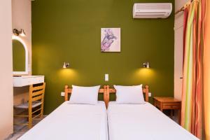A bed or beds in a room at Southgate Apartments
