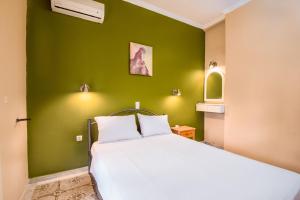 A bed or beds in a room at Southgate Apartments