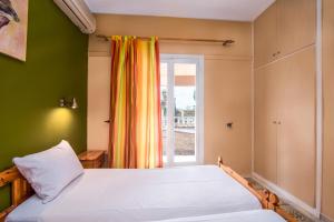 A bed or beds in a room at Southgate Apartments