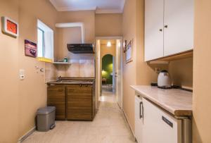 A kitchen or kitchenette at Southgate Apartments