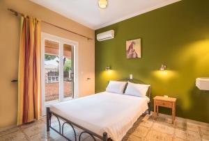 A bed or beds in a room at Southgate Apartments