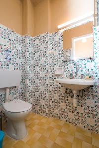 A bathroom at Southgate Apartments