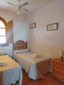 1 dormitorio con 2 camas, vestidor y ventana en Sol y Mar, en Isla Cristina