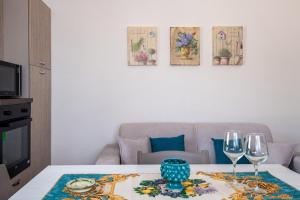 tavolo da pranzo con due bicchieri di vino sopra di La casa di Arianna a Castelvetrano Selinunte
