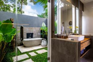 Et badeværelse på Villa Noi by BaliSuperHost + 40 billeder