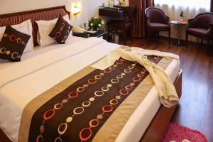 Кровать или кровати в номере Quality Inn Residency