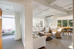 Χώρος καθιστικού στο Kuku Villa - Te Awanga Holiday Home