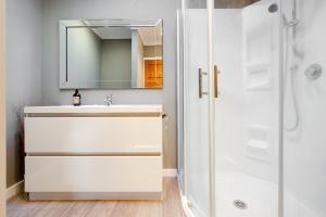 Ένα μπάνιο στο Kuku Villa - Te Awanga Holiday Home +32 φωτογραφίες