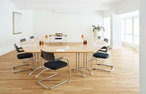 einen Konferenzraum mit einem großen Holztisch und Stühlen in der Unterkunft Best Western Plus Atrium Hotel in Ulm