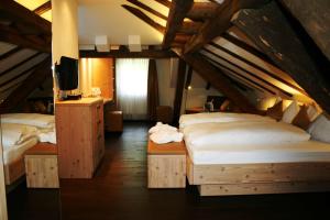 Letto o letti in una camera di Gasthaus zur Waldegg