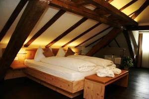 ein Schlafzimmer mit einem Bett im Dachgeschoss in der Unterkunft Gasthaus zur Waldegg; BW Signature Collection in Luzern