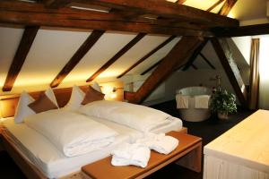 Letto o letti in una camera di Gasthaus zur Waldegg