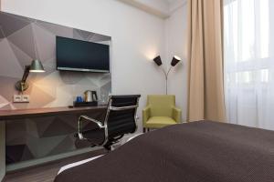 una camera d'albergo con scrivania e sedia di Best Western Hotel Dortmund Airport a Dortmund