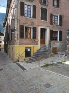 pusta ulica w starym budynku w obiekcie Le petoumier la bolline w mieście Valdeblore