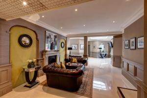 Μια τηλεόραση ή/και κέντρο ψυχαγωγίας στο Best Western Plus The Connaught Hotel and Spa