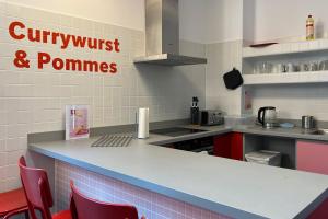 Kuchyň nebo kuchyňský kout v ubytování MEININGER Hotel Berlin Hauptbahnhof