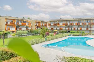 Bazén v ubytování HYGGE Family Apartment - one step away from the lake!!! nebo v jeho okolí