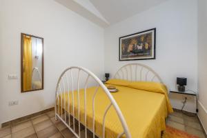 Villetta Residence Porto Corallo tesisinde bir odada yatak veya yataklar
