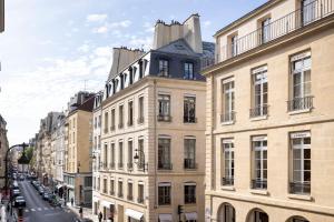 uma linha de edifícios numa rua da cidade em Yuna Saint-Honoré - Serviced Apartments em Paris