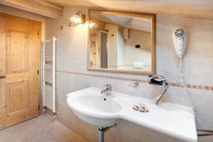 Ένα μπάνιο στο Appartamento Cirmolo Chalet Cambra +19 φωτογραφίες