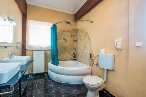 A bathroom at Southgate Apartments Még 37 kép