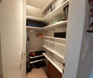 un frigorifero bianco con la porta aperta con i suoi scaffali di Ferienwohnung Strandloge - Mit Meerblick! a Sankt Peter-Ording