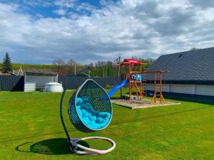 un parque infantil con raqueta y columpio en Canada, en Beregovo