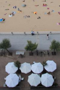 una vista aérea de una playa con sombrillas en Hotel Niza, en San Sebastián