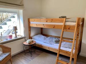 - une chambre avec 2 lits superposés et une échelle dans l'établissement Ferienwohnung "Celia", à Sankt Peter-Ording