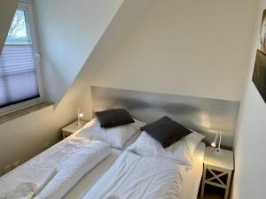 2 camas en una habitación con 2 almohadas en Ferienwohnung "Frau Böhl" en Sankt Peter-Ording
