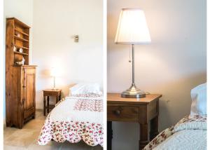 una camera con un letto e una lampada su un tavolo di clair de lune a Saint-Rémy-de-Provence