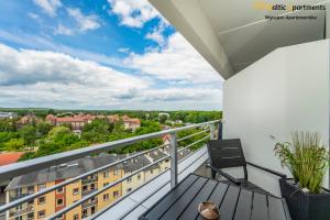 balkon z widokiem na miasto w obiekcie Baltic Apartments - Sun Towers w Świnoujściu