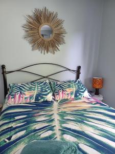 a bedroom with a bed and a mirror on the wall at Rava Lodge in Punaauia