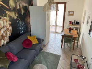 salon z niebieską kanapą i stołem w obiekcie The Loft E&E Chianti Room w mieście Empoli