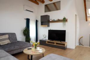 Photo de la galerie de l'établissement Holiday house Nono, à Sumartin 36 autres photos