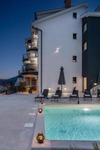 Bazén v ubytovaní Luxury Apartment Nina with heated swimming pool, Villa Adriatic alebo v jeho blízkosti