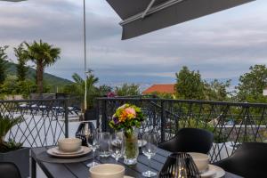 Balkón alebo terasa v ubytovaní Luxury Apartment Nina with heated swimming pool, Villa Adriatic