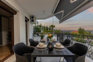 comedor con mesa y sillas y balcón en Luxury Apartment Nina with heated swimming pool, Villa Adriatic en Ičići