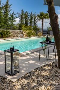 Bazén v ubytovaní Luxury Apartment Nina with heated swimming pool, Villa Adriatic alebo v jeho blízkosti