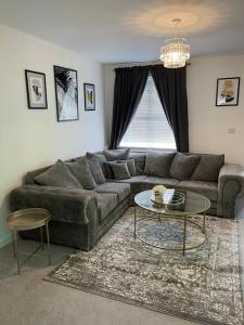 - un salon avec un canapé et une table dans l'établissement Beautiful 3bedroom townhouse in a new estate, à Great Yarmouth