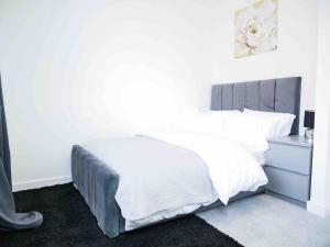 Tempat tidur dalam kamar di Beautiful 3bedroom townhouse in a new estate