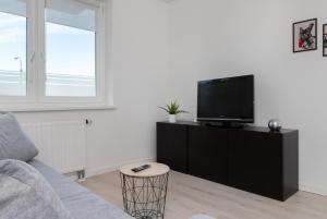 TV a/nebo společenská místnost v ubytování Przemyska Apartment Gdańsk by Renters