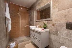 Kúpeľňa v ubytovaní Luxury Apartment Nina with heated swimming pool, Villa Adriatic