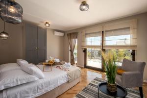 Posteľ alebo postele v izbe v ubytovaní Luxury Apartment Nina with heated swimming pool, Villa Adriatic + 29 fotografií